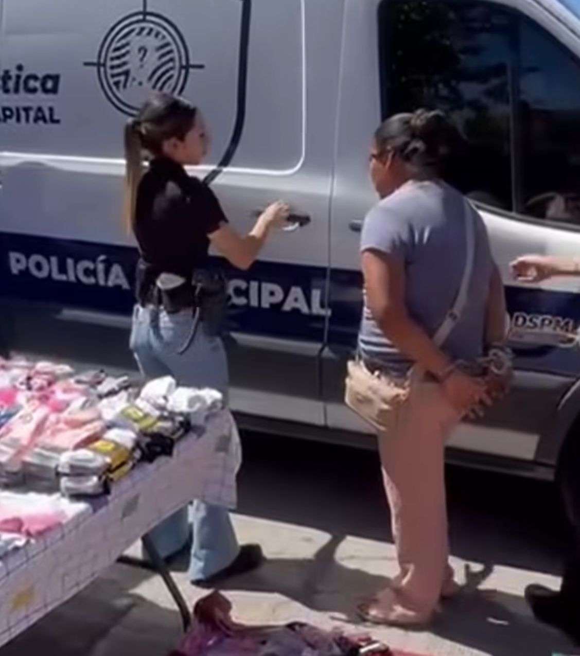 Caen por vender perros en la vía pública