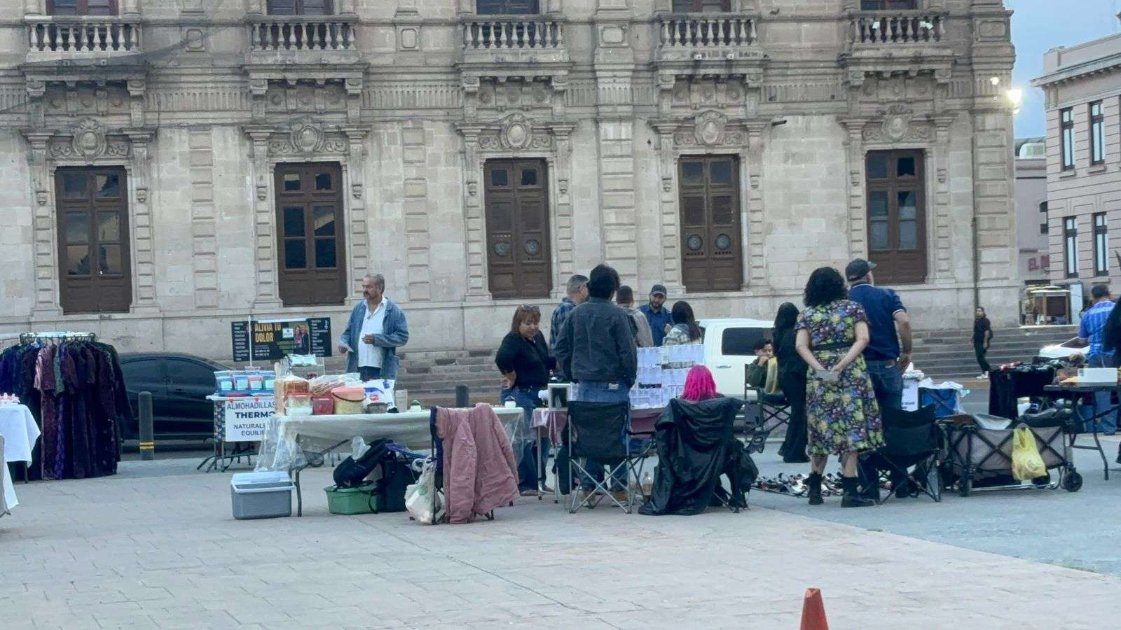 Se llena de vida Plaza Mayor con bazar de fin de semana