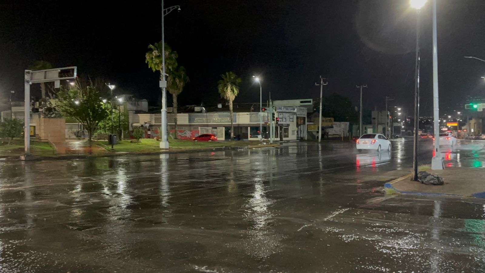Sorprende lluvia al Centro de la ciudad