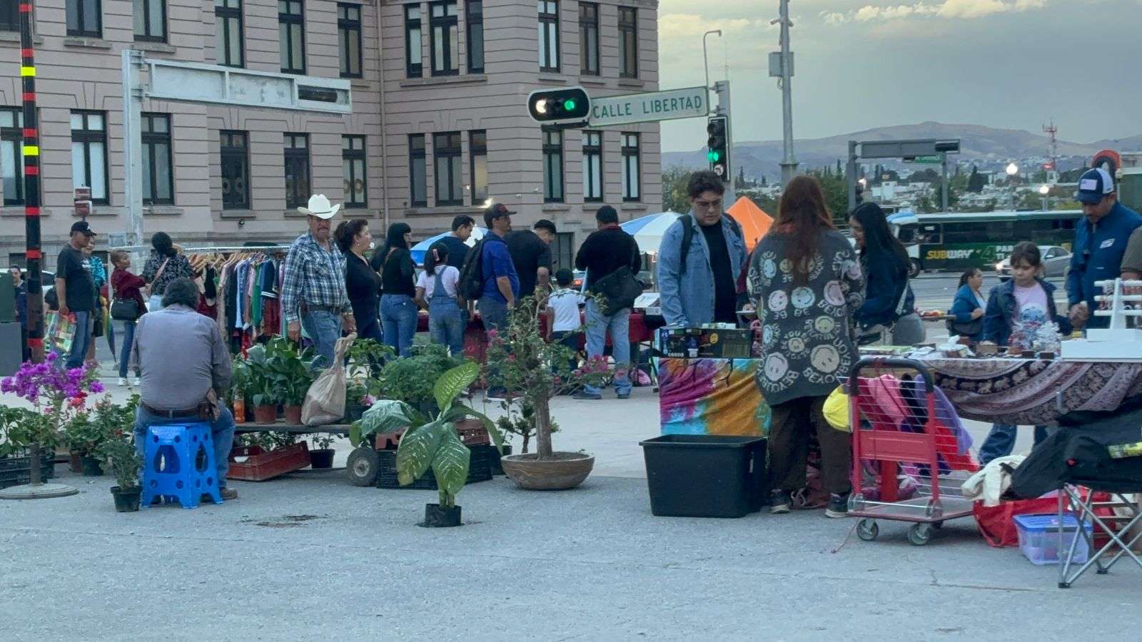 Se llena de vida Plaza Mayor con bazar de fin de semana
