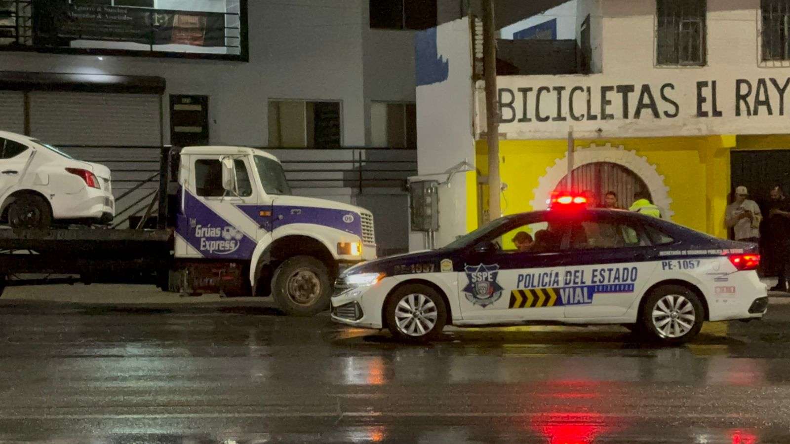 Pierde el control por esquivar perro y choca a vehículo estacionado