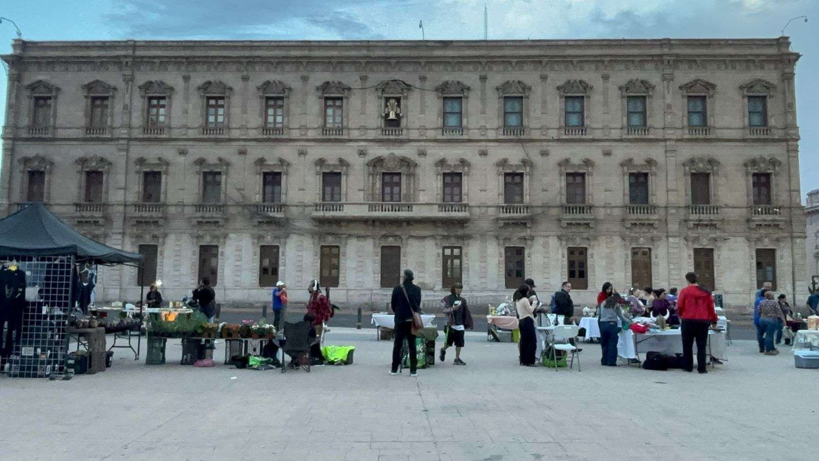 Se llena de vida Plaza Mayor con bazar de fin de semana