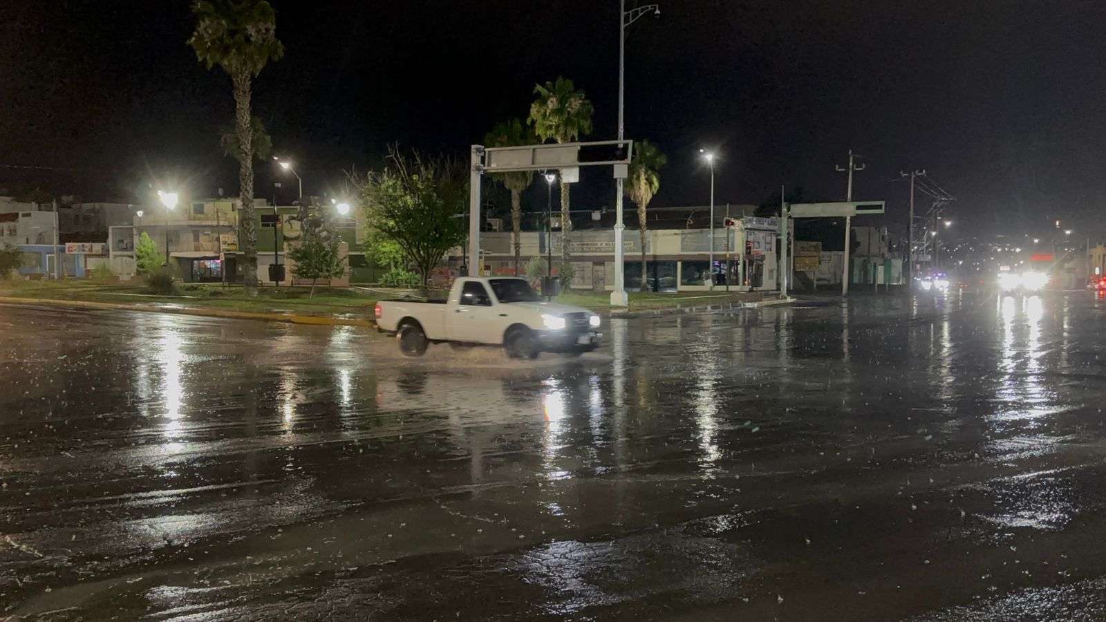 Sorprende lluvia al Centro de la ciudad