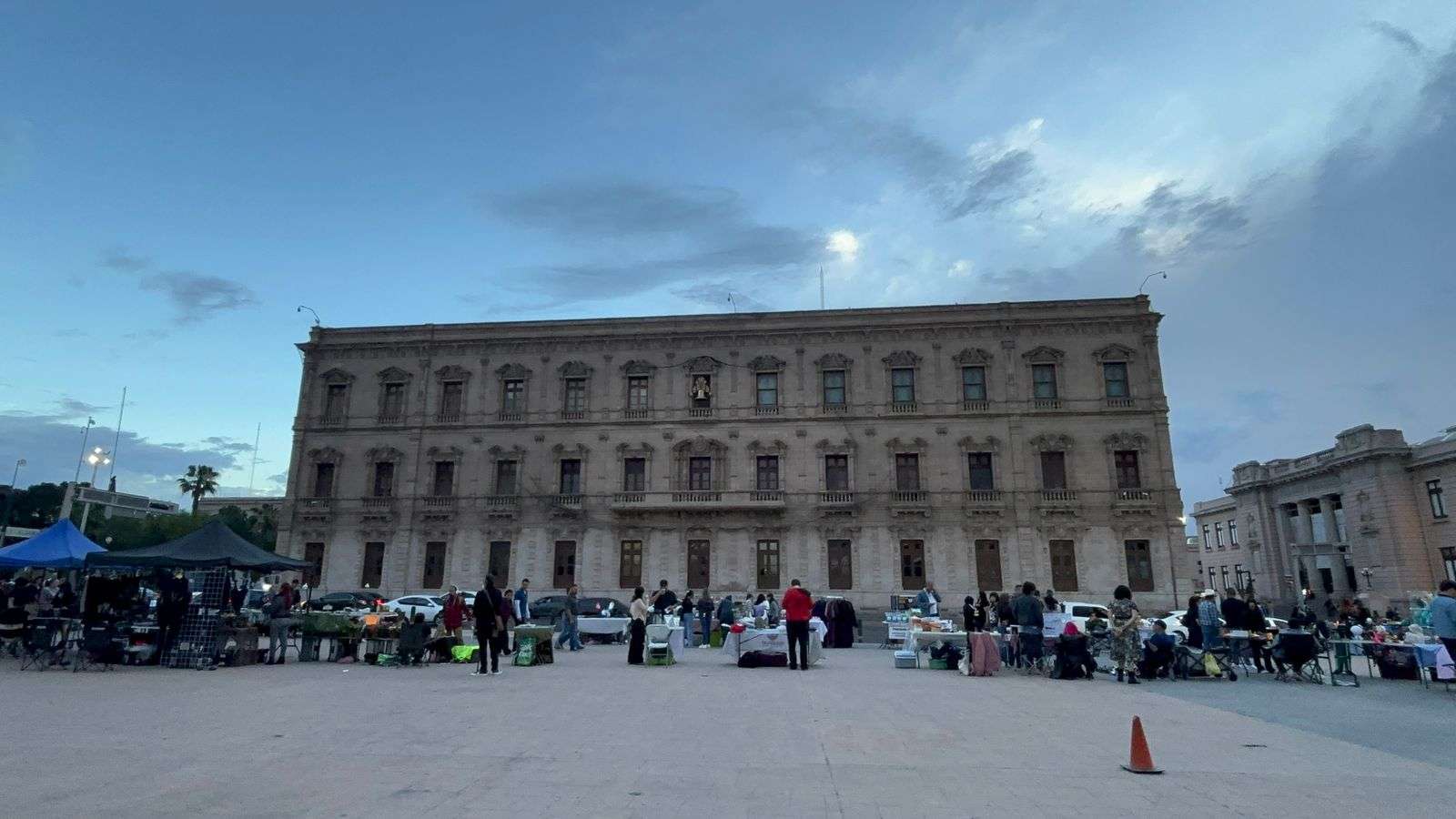 Se llena de vida Plaza Mayor con bazar de fin de semana