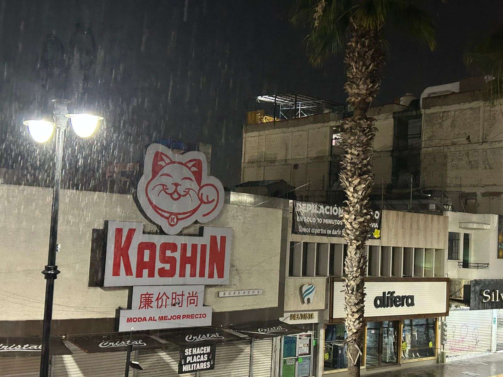 Sorprende lluvia al Centro de la ciudad