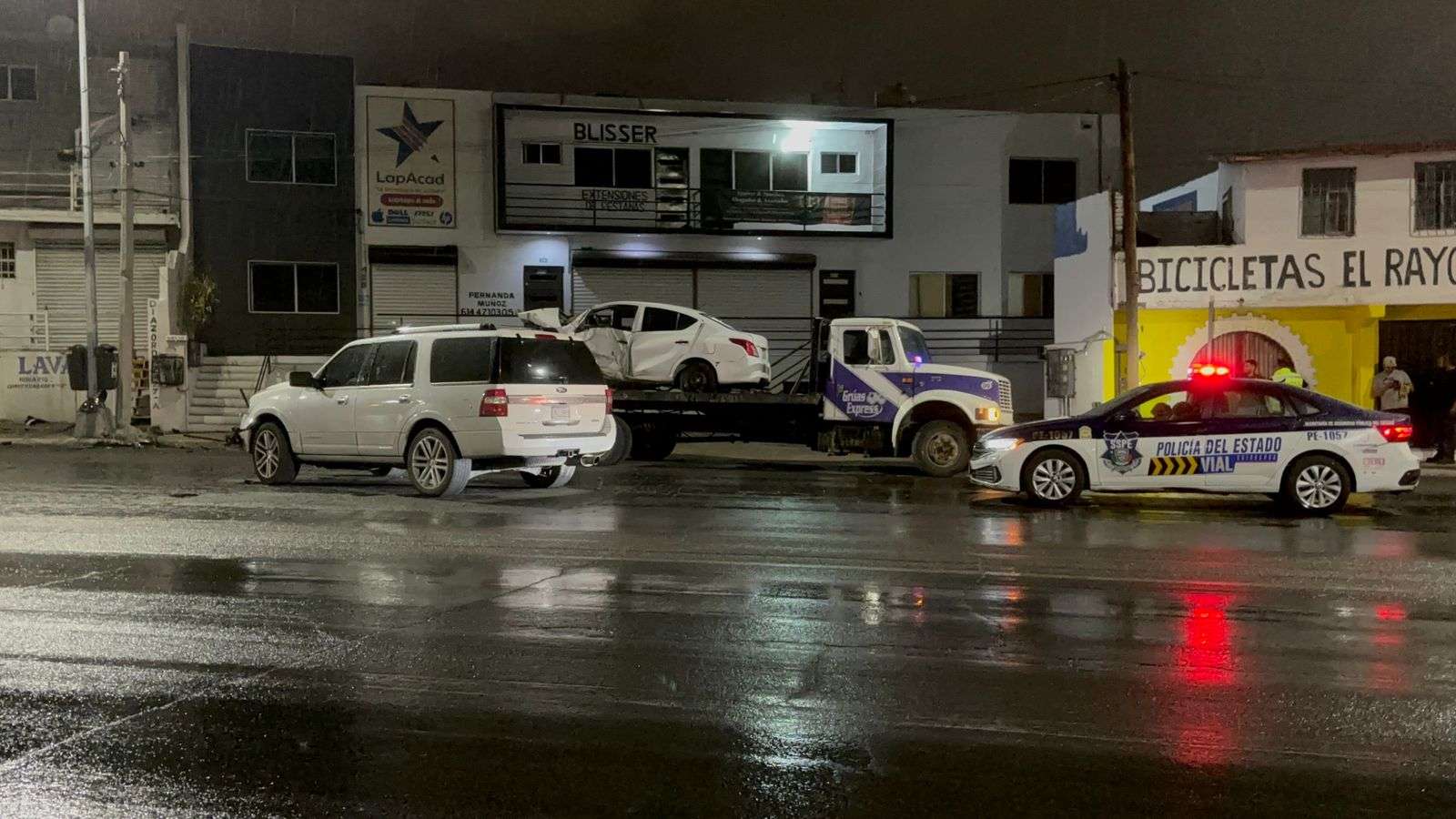 Pierde el control por esquivar perro y choca a vehículo estacionado