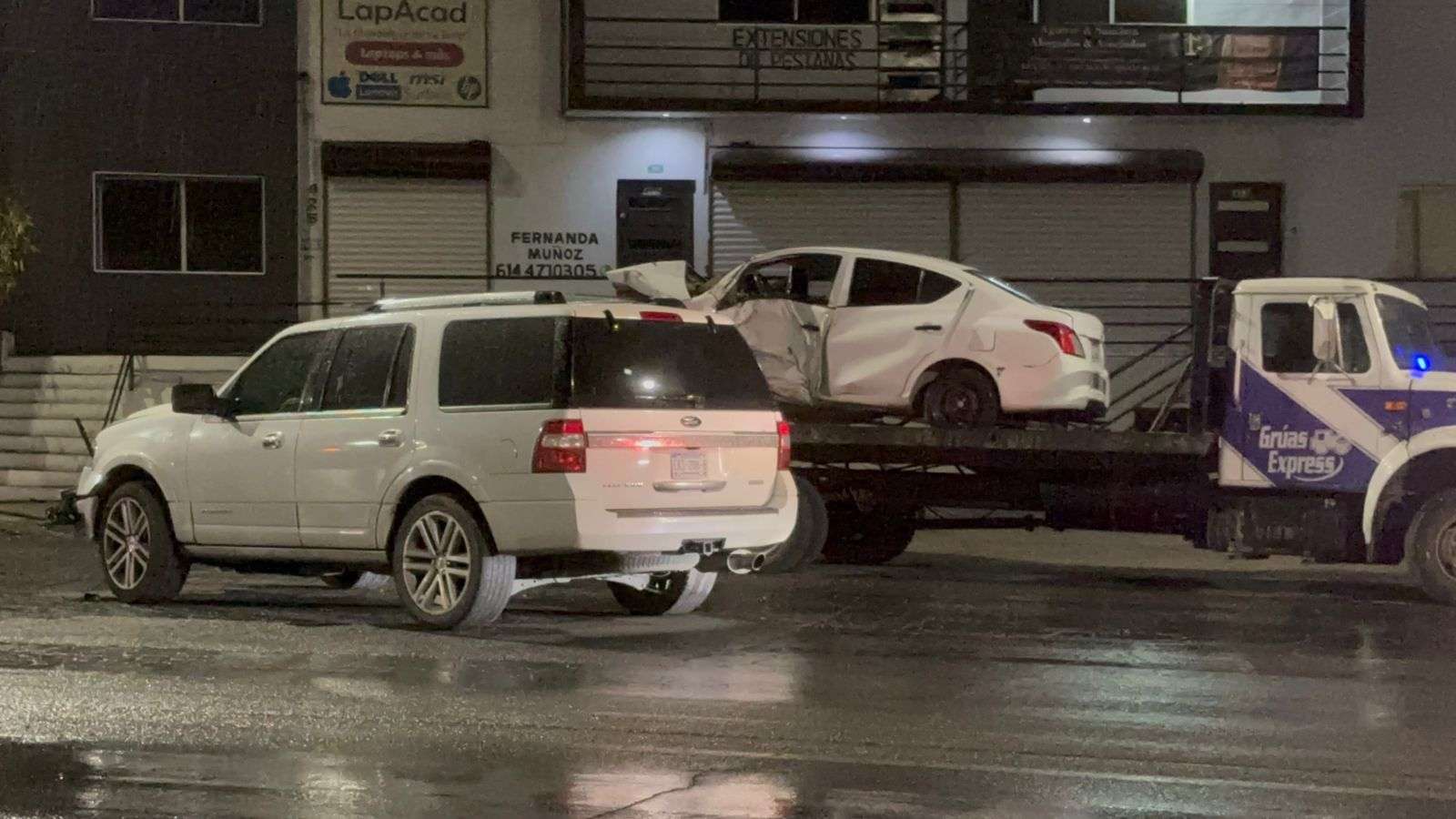 Pierde el control por esquivar perro y choca a vehículo estacionado