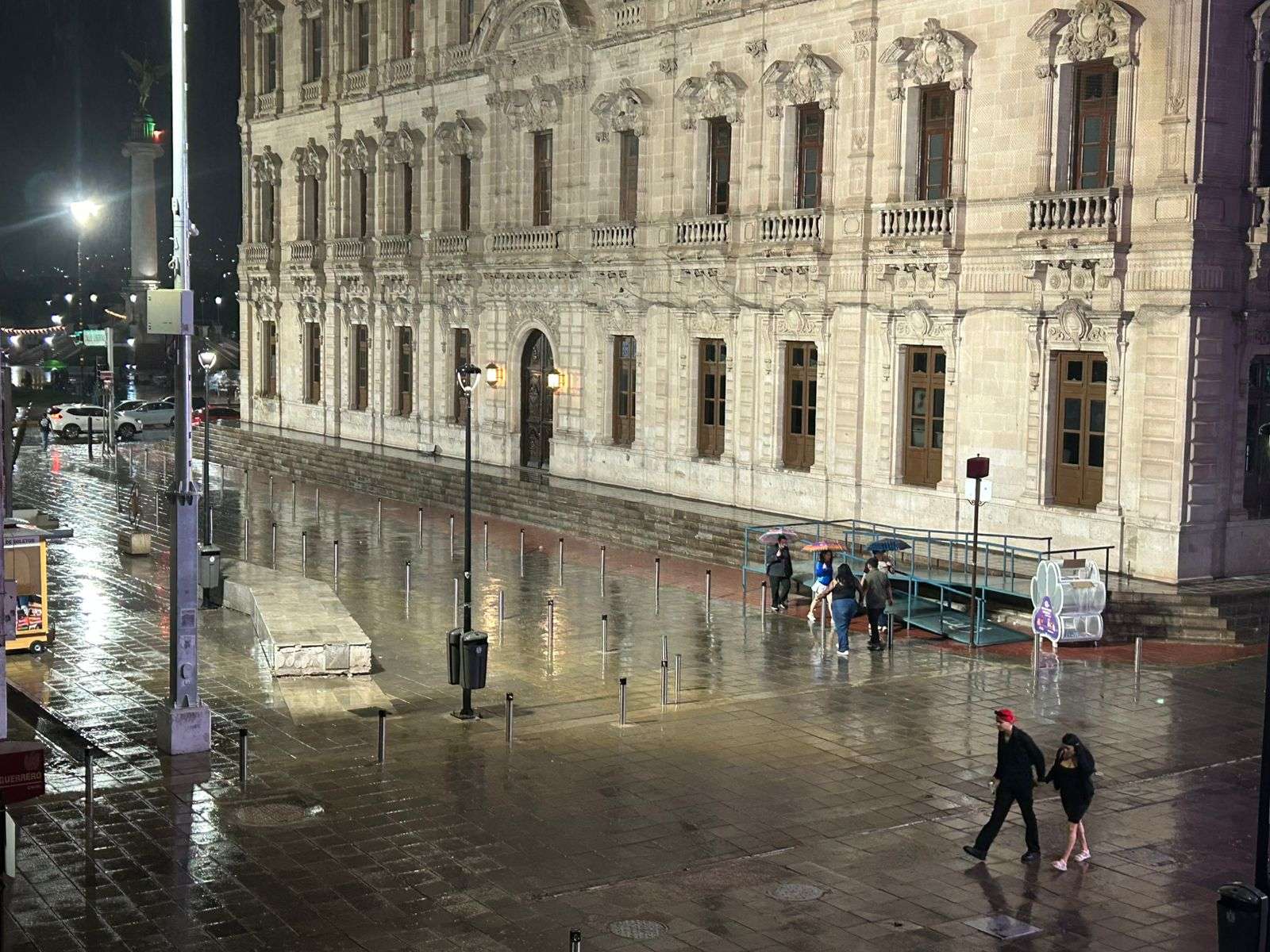 Sorprende lluvia al Centro de la ciudad