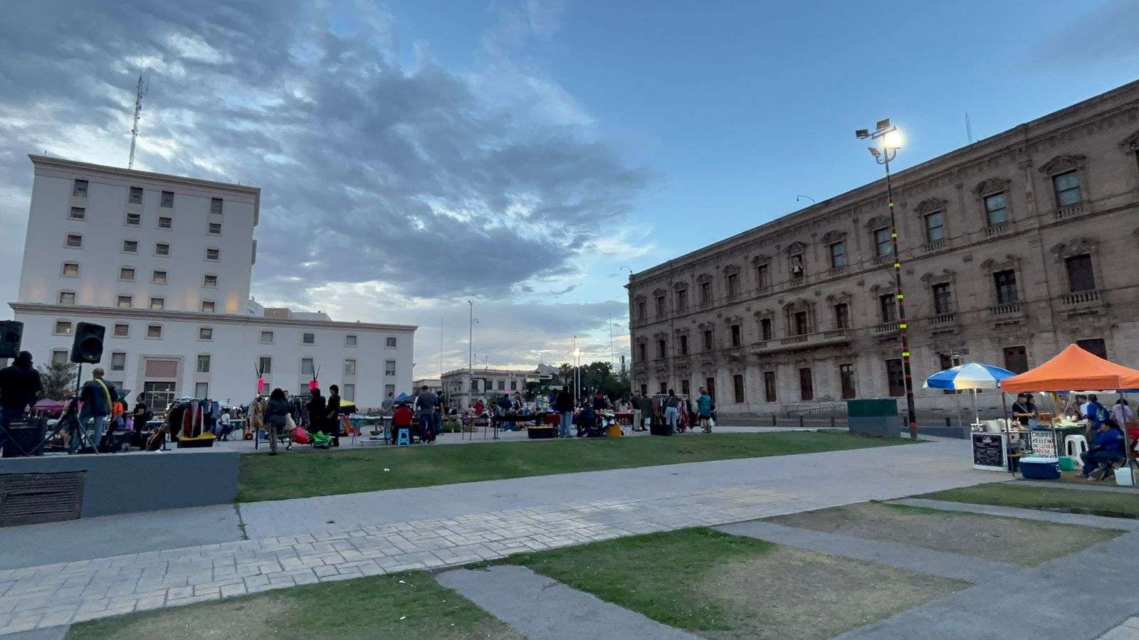 Se llena de vida Plaza Mayor con bazar de fin de semana