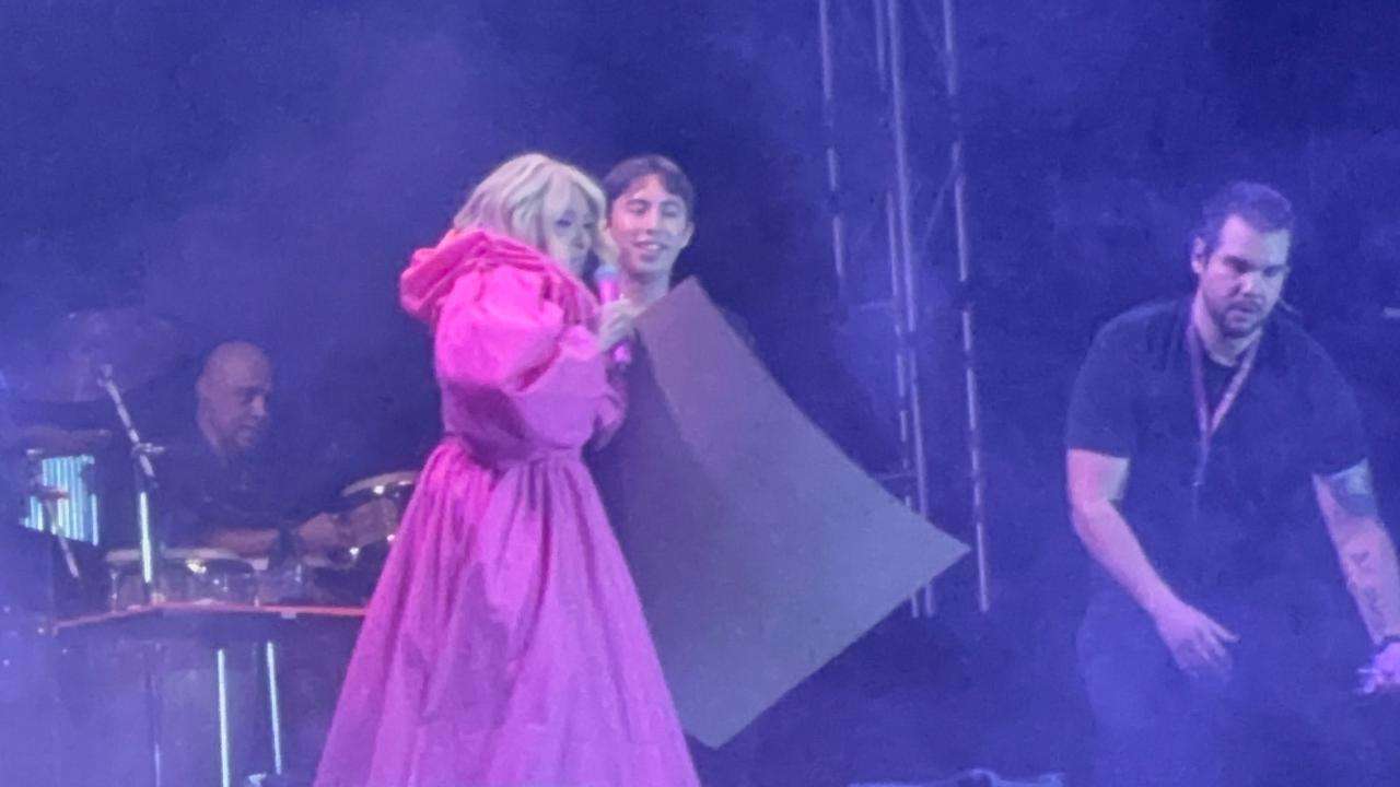 Comparte Yuri escenario con fans chihuahuenses