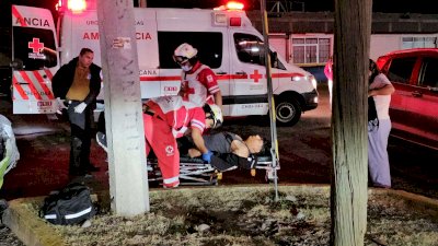 Destroza su auto y termina volcado en la Tecnológico