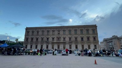 Se llena de vida Plaza Mayor con bazar de fin de semana