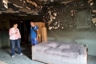 Apoya Diputada a pareja que perdió su patrimonio en incendio 