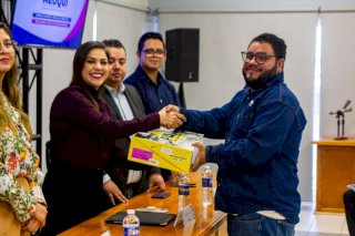 Entrega Miriam Soto uniformes a trabajadores sindicalizados de Meoqui 