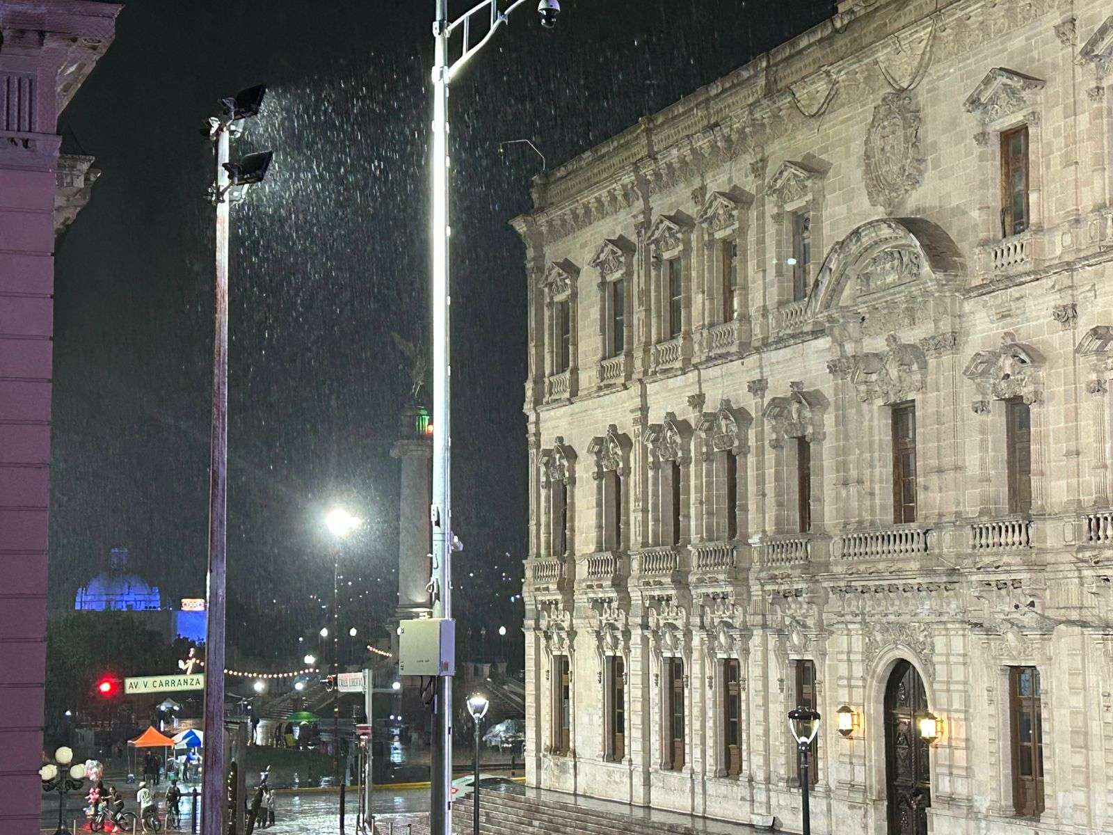 Sorprende lluvia al Centro de la ciudad