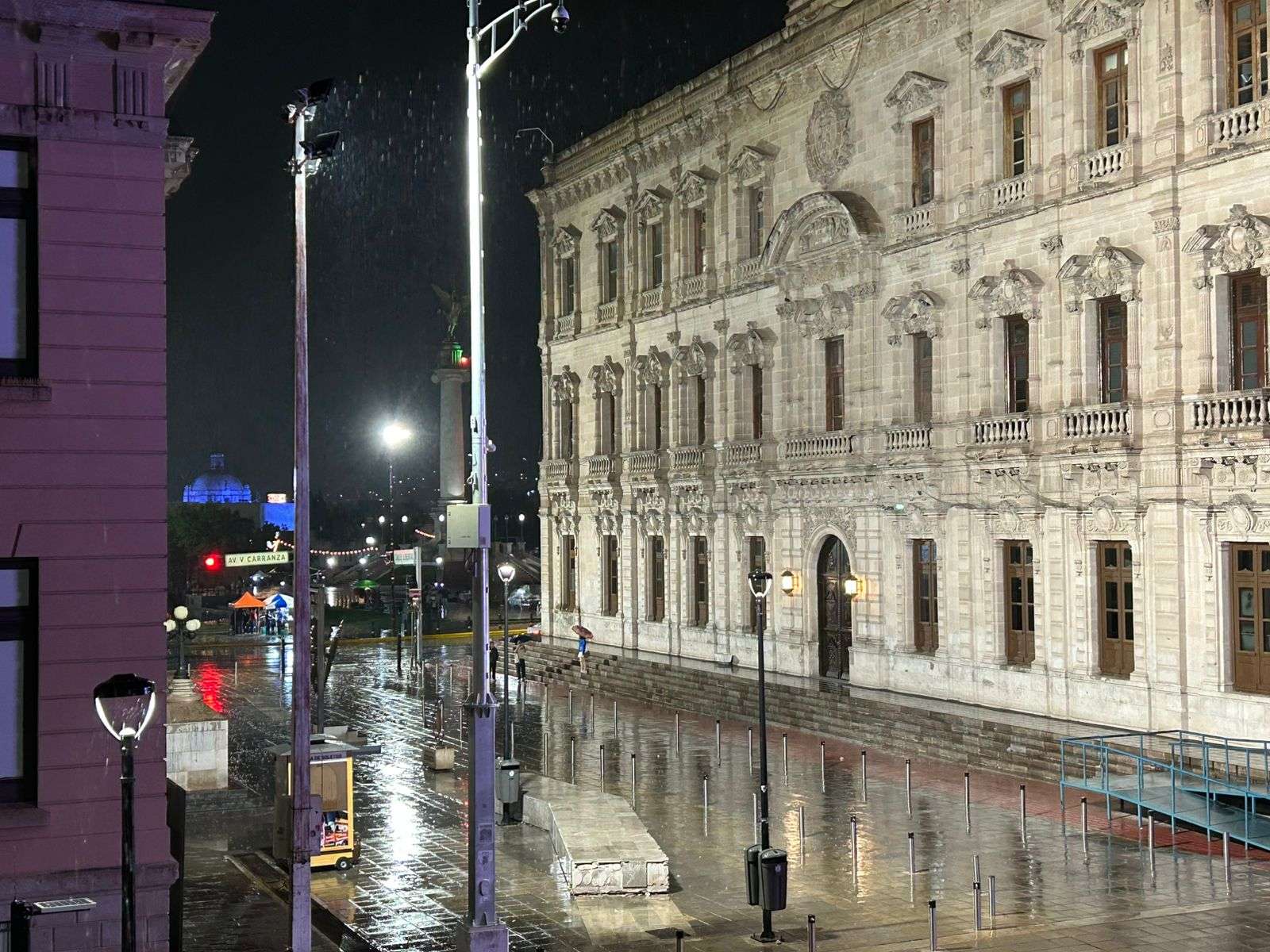 Sorprende lluvia al Centro de la ciudad