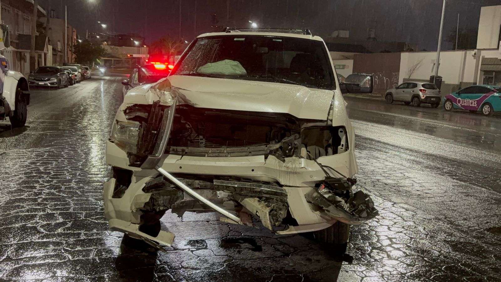 Pierde el control por esquivar perro y choca a vehículo estacionado