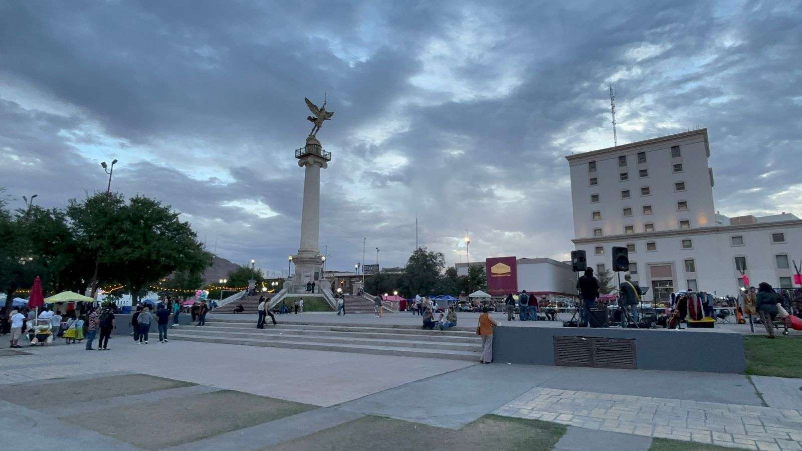 Se llena de vida Plaza Mayor con bazar de fin de semana