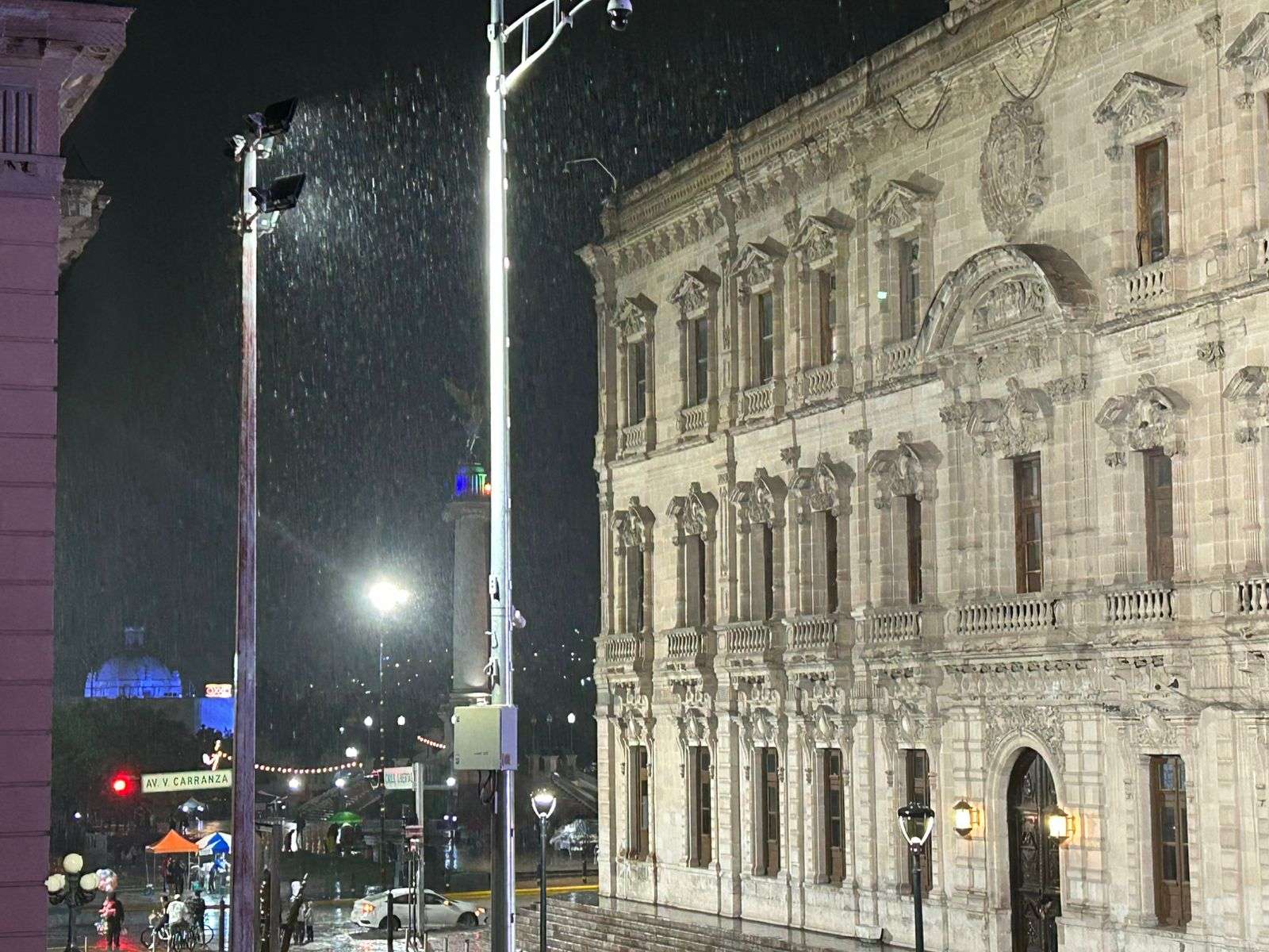 Sorprende lluvia al Centro de la ciudad