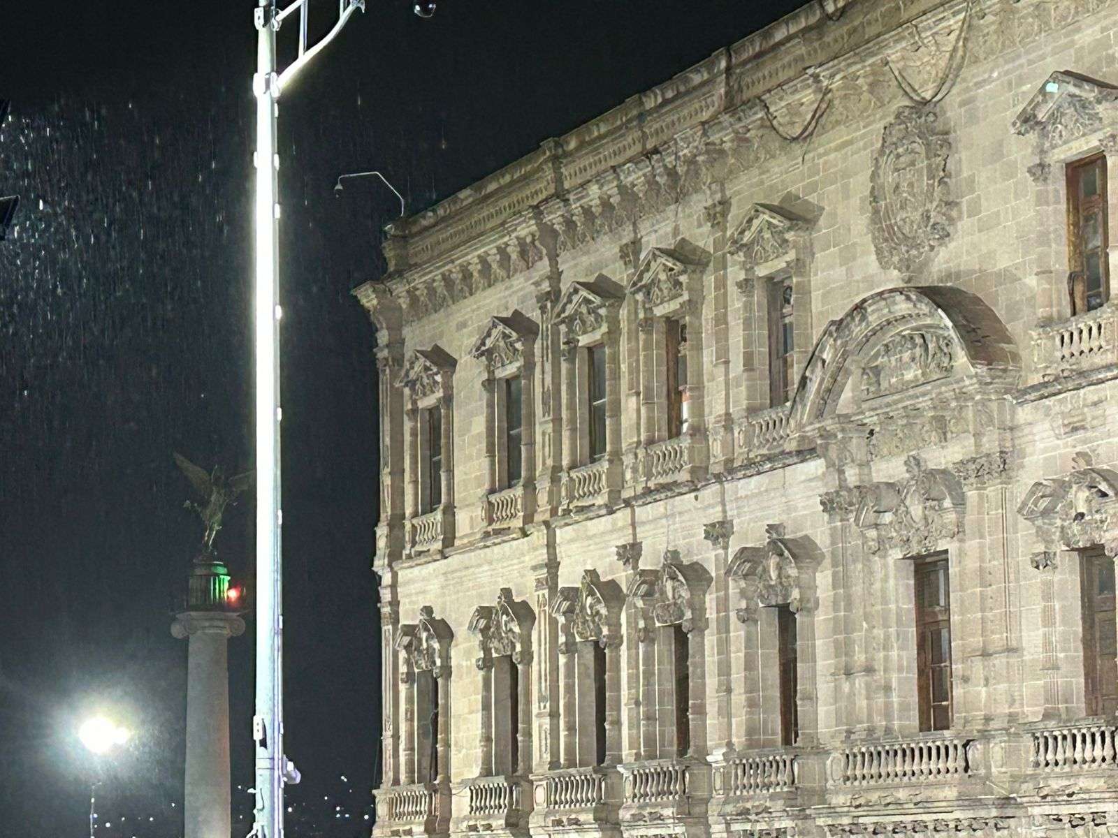 Sorprende lluvia al Centro de la ciudad