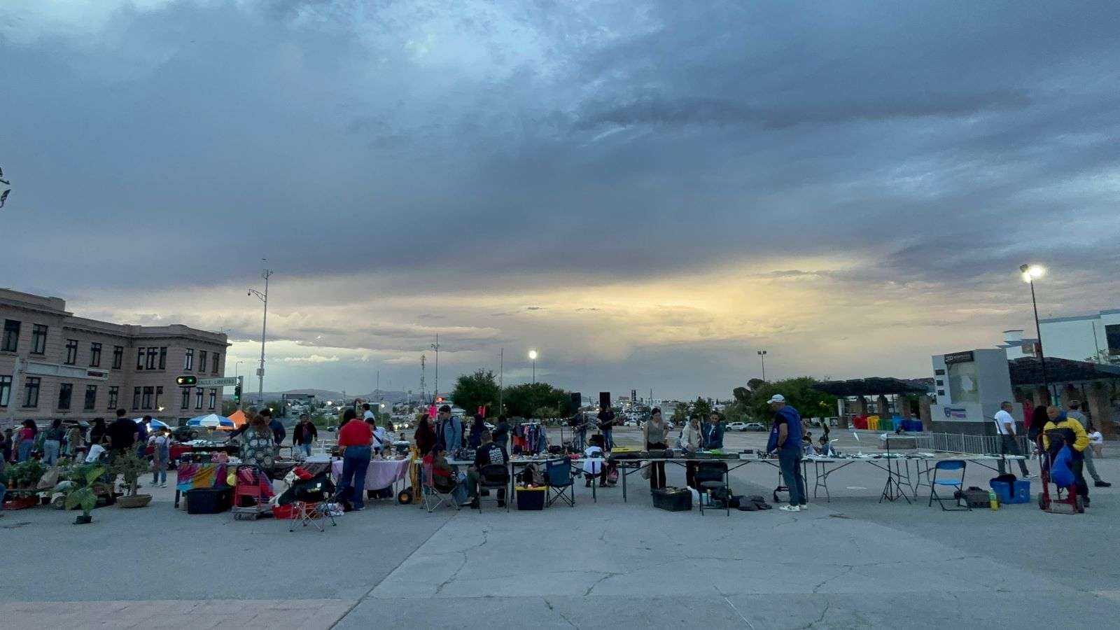 Se llena de vida Plaza Mayor con bazar de fin de semana