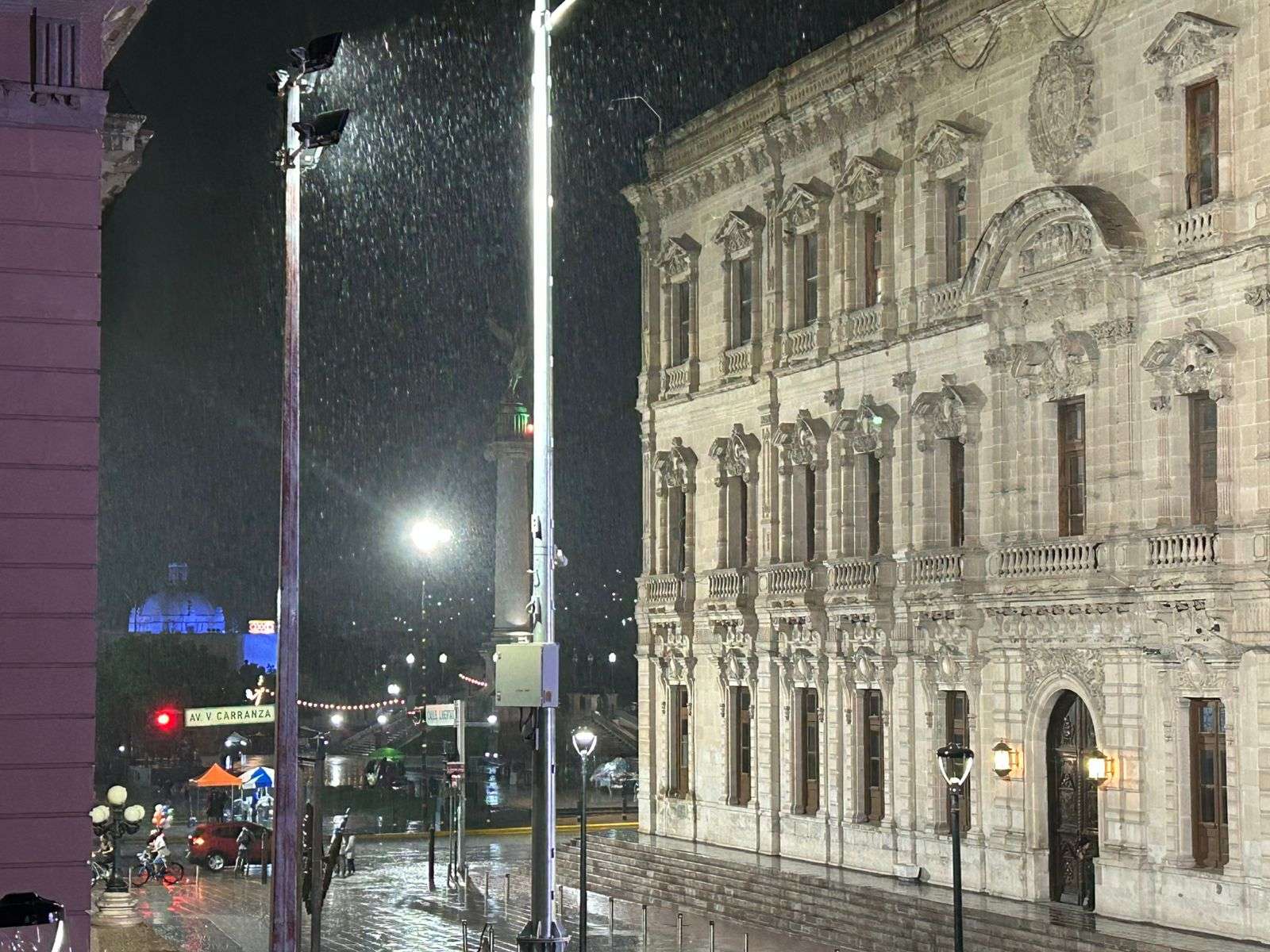 Sorprende lluvia al Centro de la ciudad