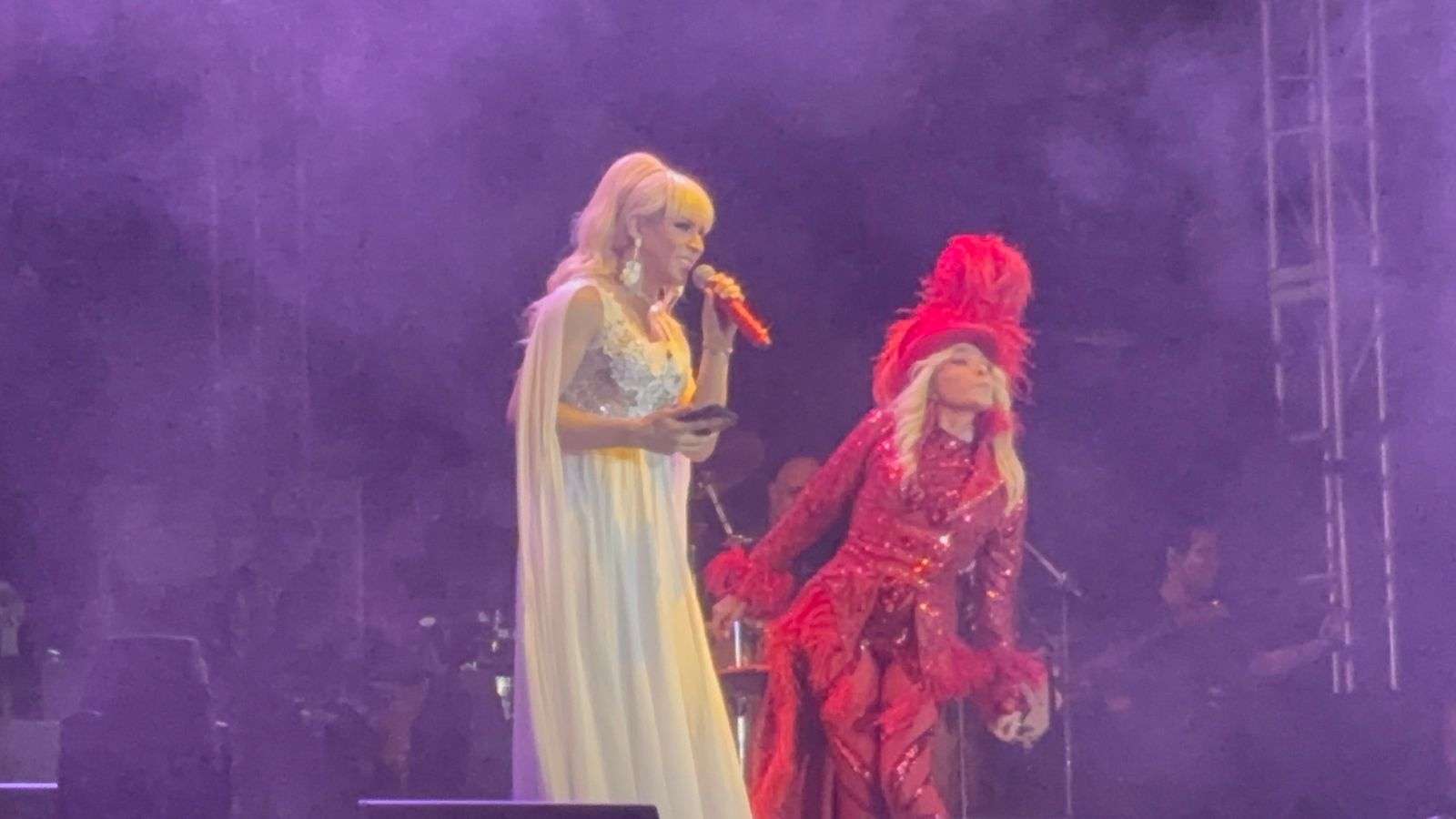 Comparte Yuri escenario con fans chihuahuenses