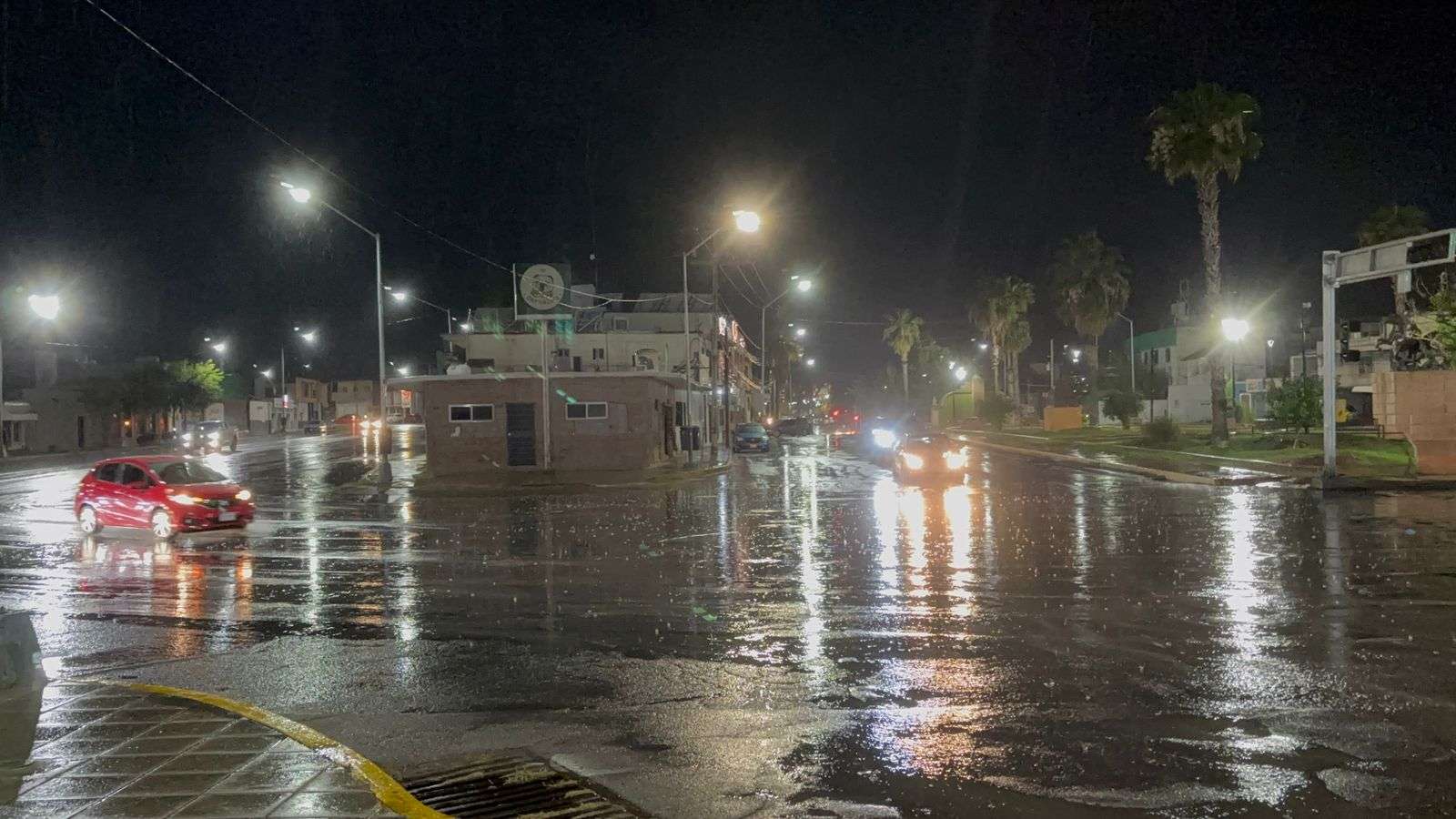 Sorprende lluvia al Centro de la ciudad