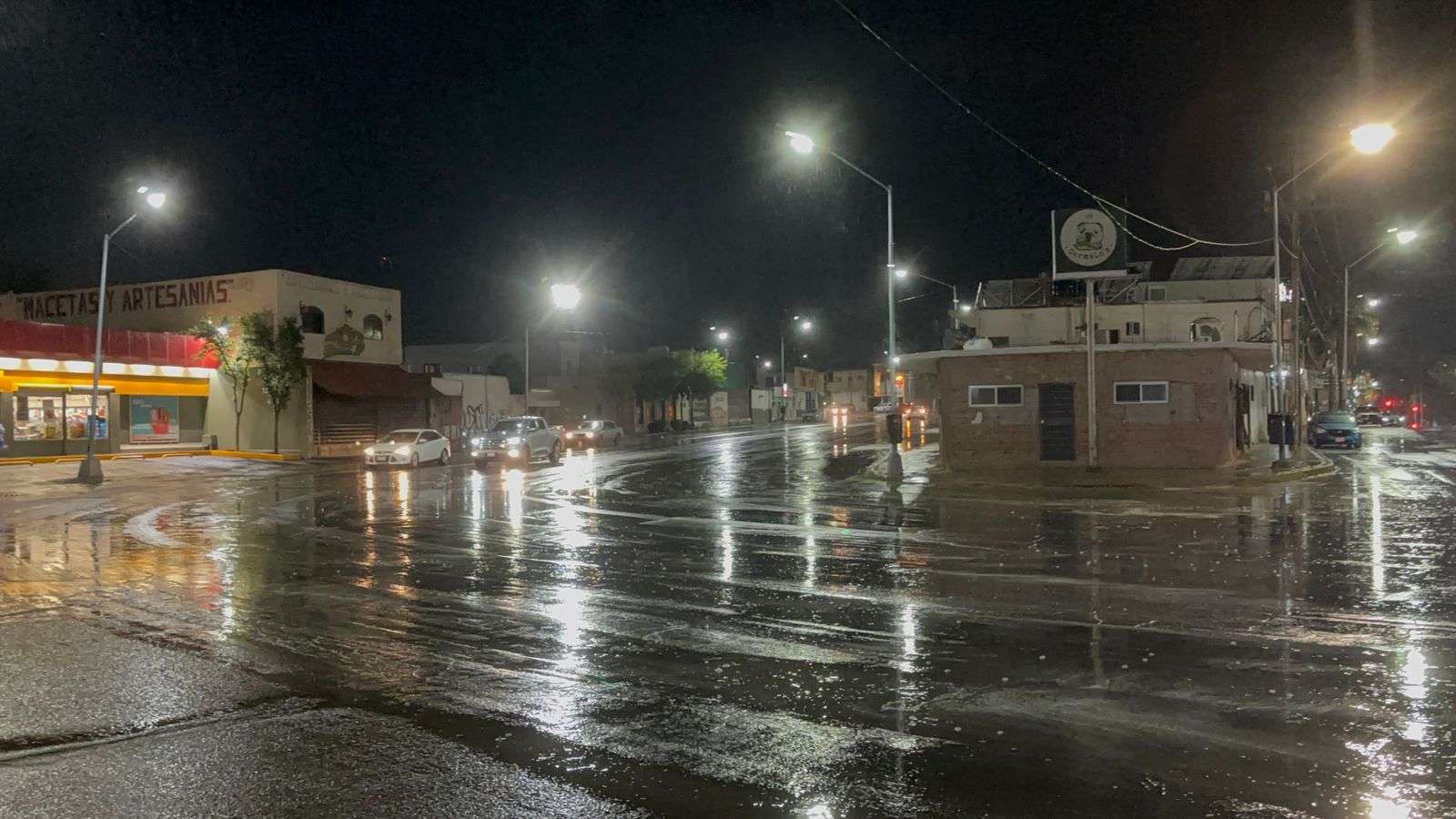 Sorprende lluvia al Centro de la ciudad