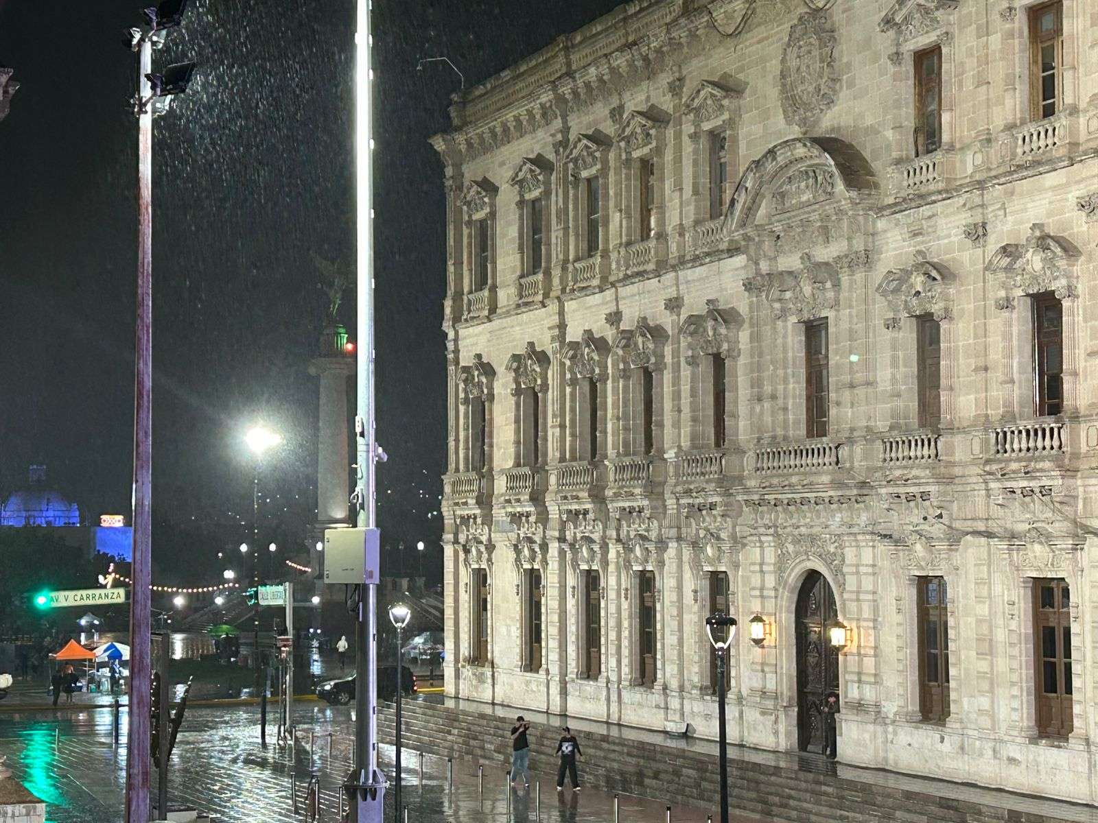 Sorprende lluvia al Centro de la ciudad