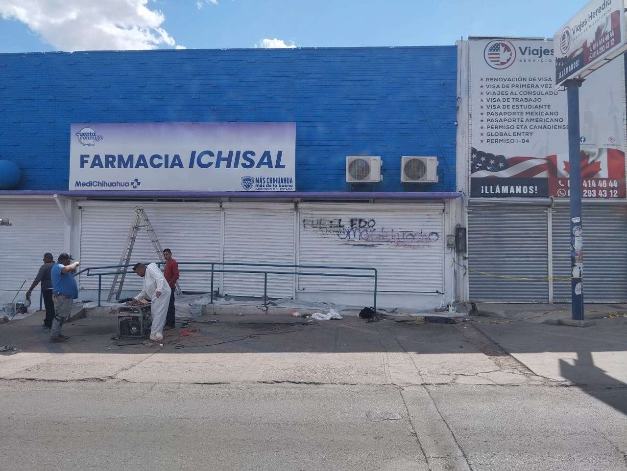 Limpian fachada de farmacia Ichisal; retiran grafitis hechos en el 8M 