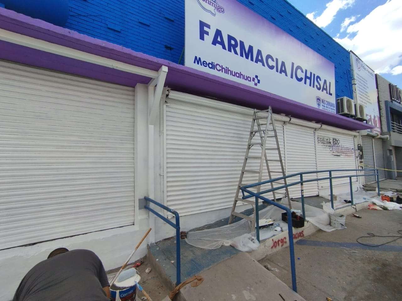 Limpian fachada de farmacia Ichisal; retiran grafitis hechos en el 8M 