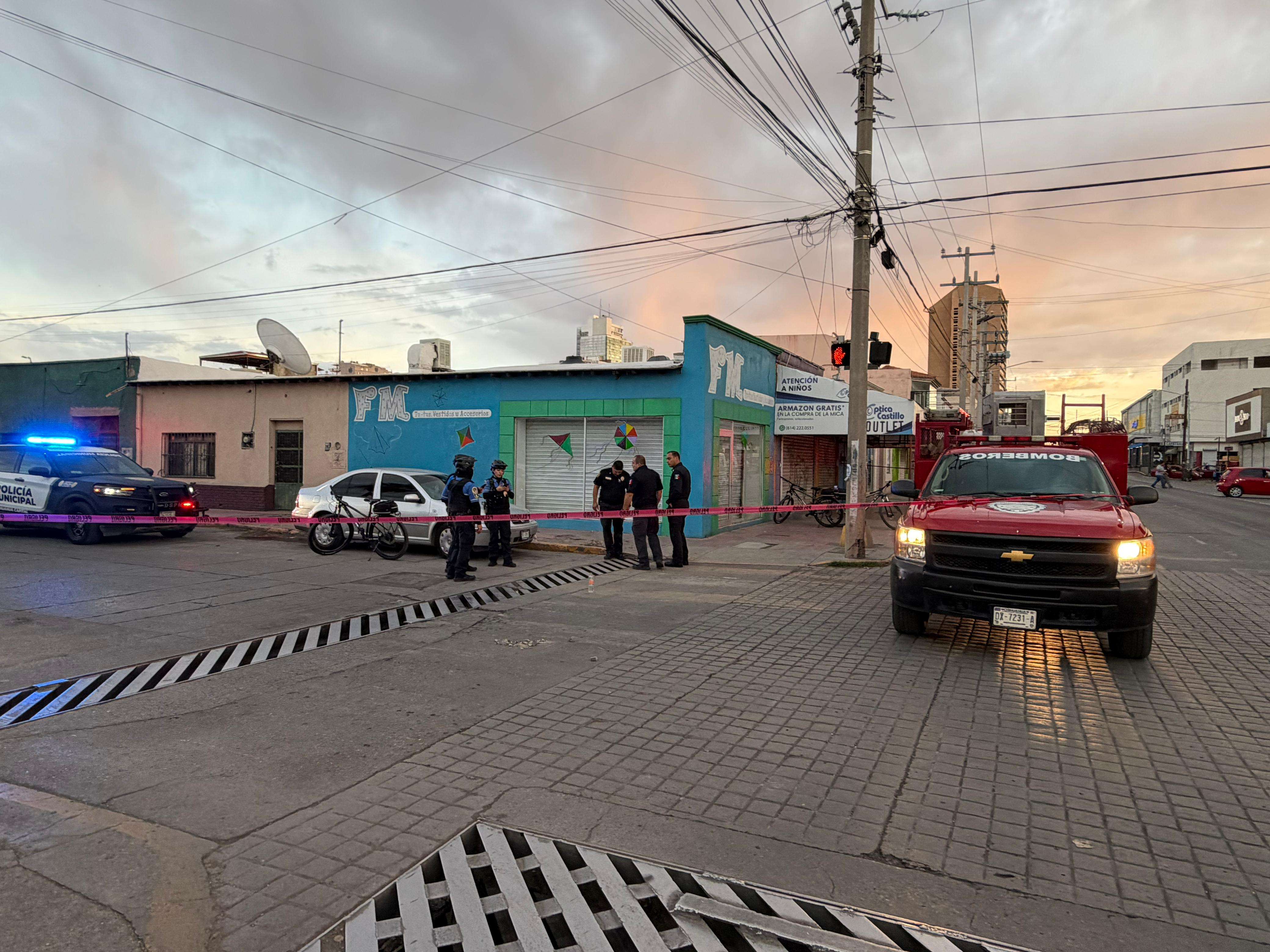 Queda atrapado dentro de alcantarilla en calles del Centro