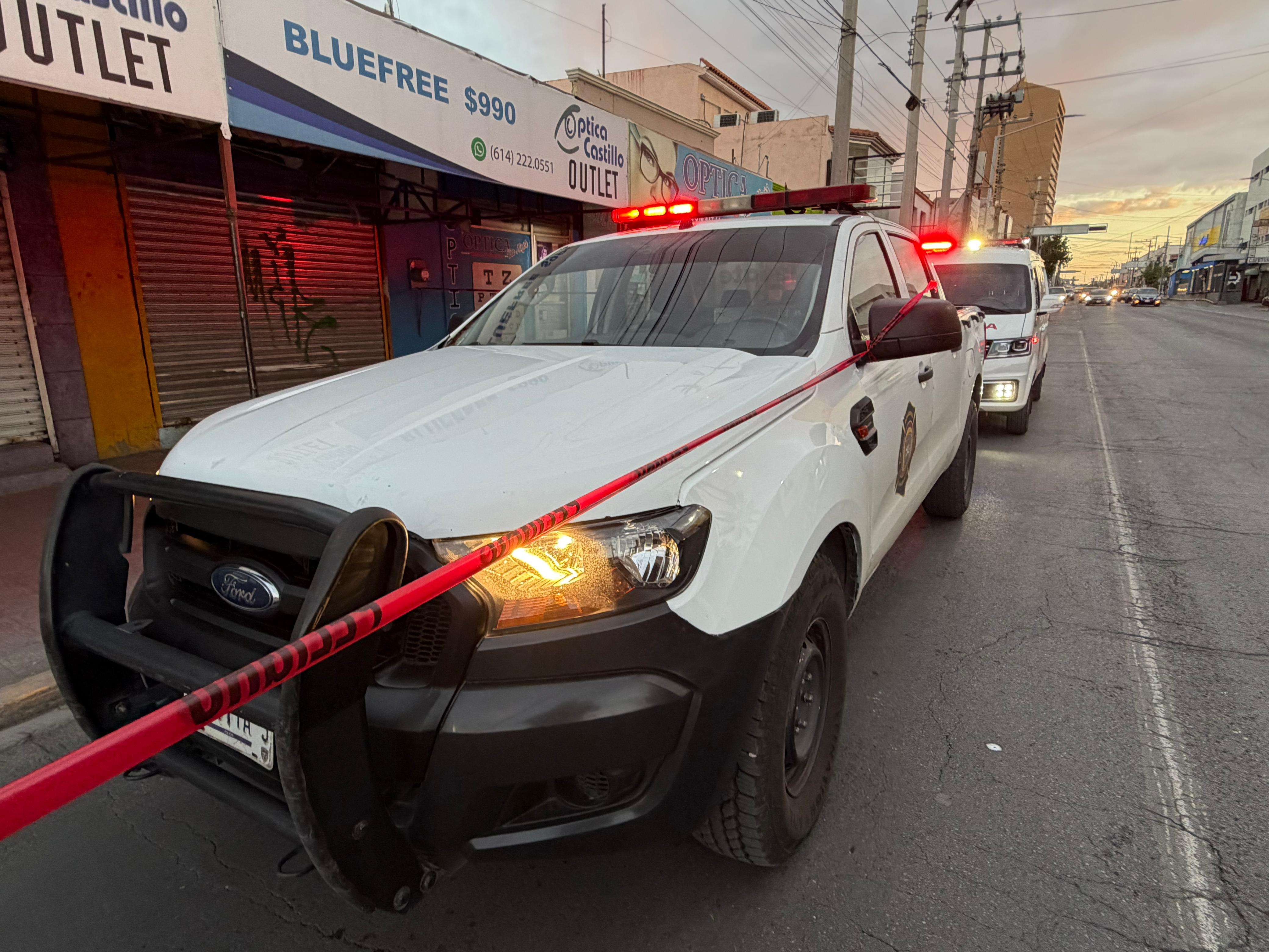 Queda atrapado dentro de alcantarilla en calles del Centro