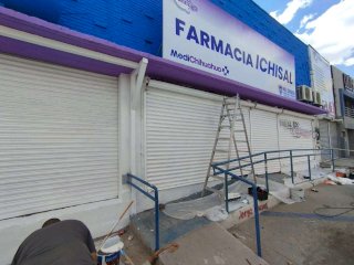 Limpian fachada de farmacia Ichisal; retiran grafitis hechos en el 8M 