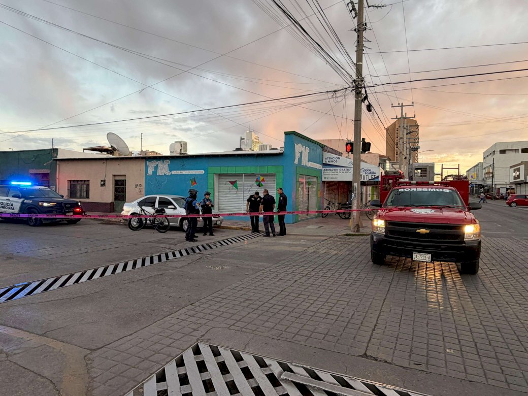 Queda atrapado dentro de alcantarilla en calles del Centro