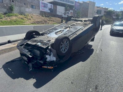 Vuelca vehículo en curva mortal de La Cantera