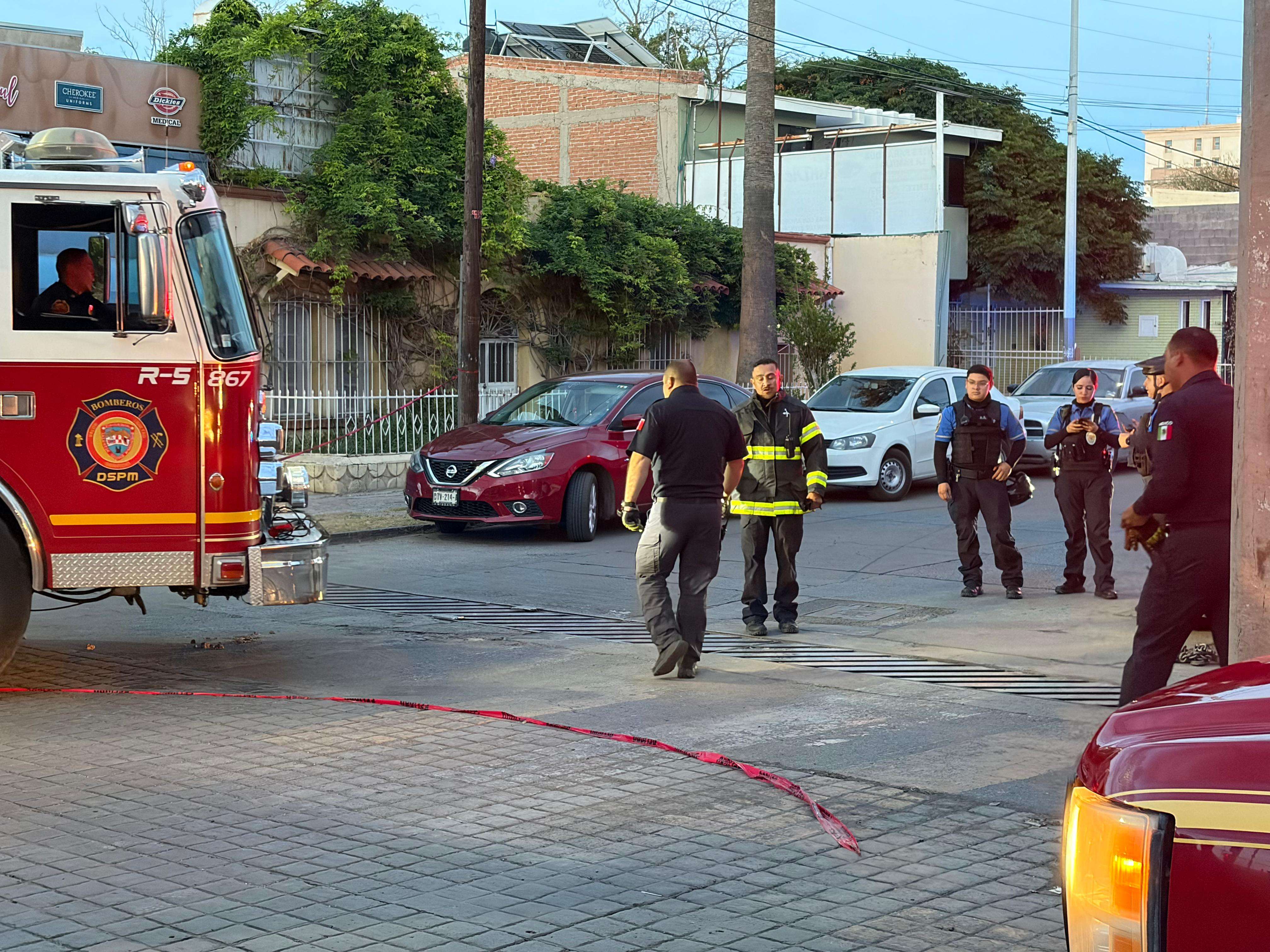 Queda atrapado dentro de alcantarilla en calles del Centro