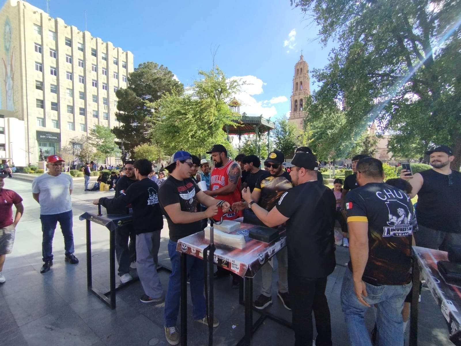 Muestran chihuahuenses su fuerza en exhibición de vencidas