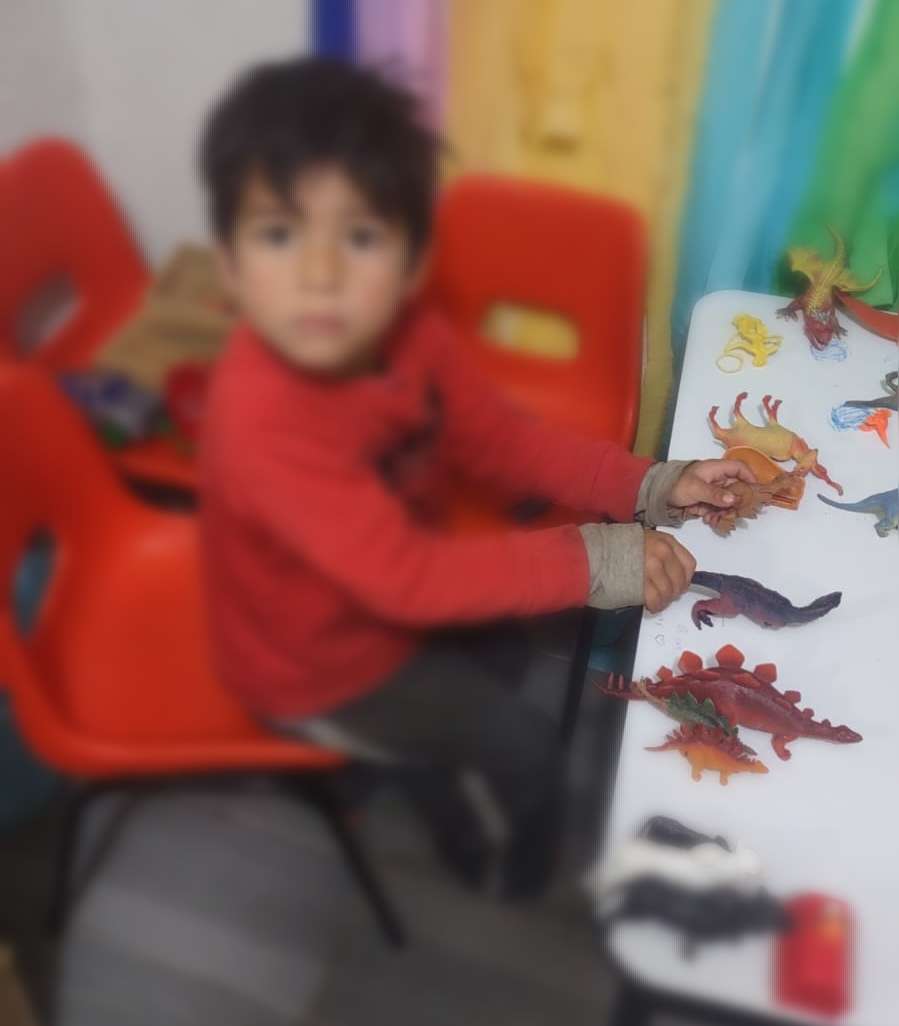 Localizan a menor solo en la calle; buscan a su familia