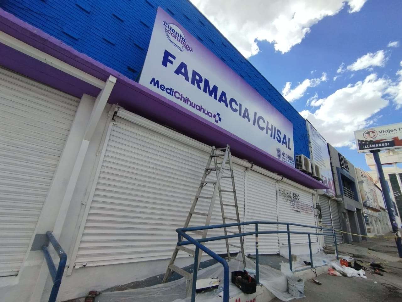 Limpian fachada de farmacia Ichisal; retiran grafitis hechos en el 8M 