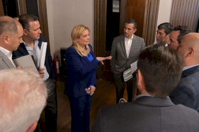 Analiza Maru Campos con empresarios proyecto de semaforización 