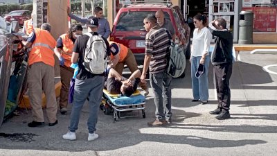 Deja choque volcadura un peatón lesionado en Ortiz Mena