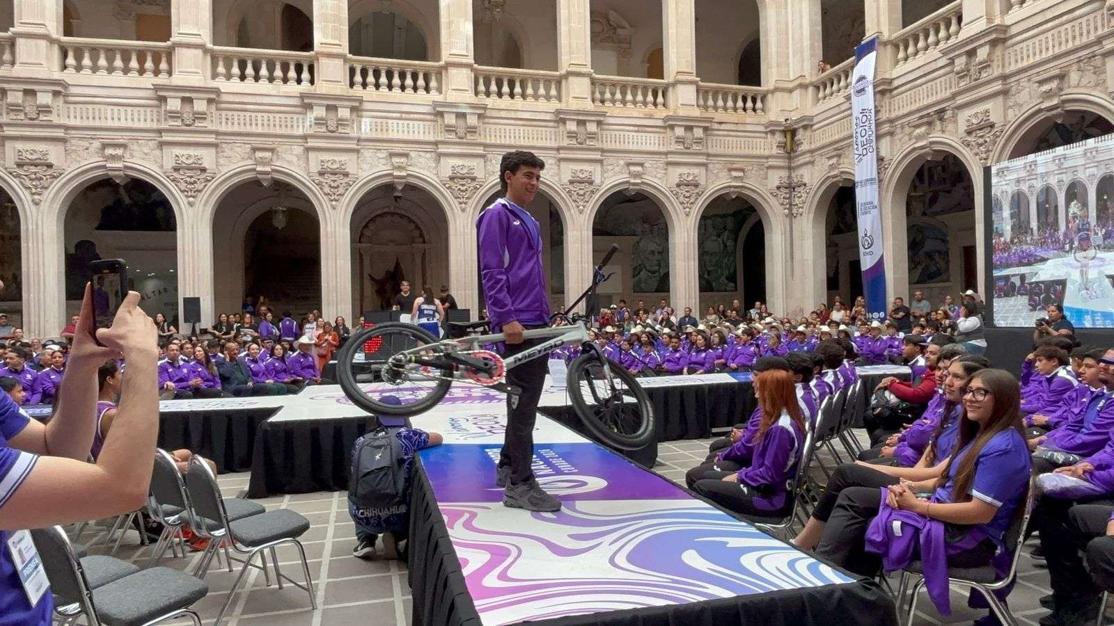 Abanderan a más de mil jóvenes deportistas para la Olimpiada Nacional 