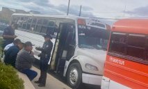 Chocan dos camiones de transporte frente a la Clínica 33