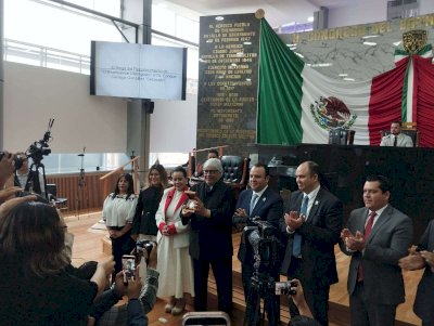 Reconocen en Congreso trayectoria del escultor Sebastián