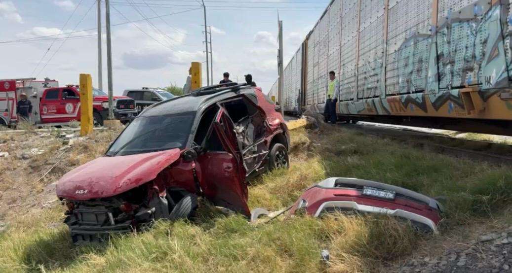 Choca tren a conductora que intentó ganarle el paso en el Eje Vial y Ponciano Arriaga 