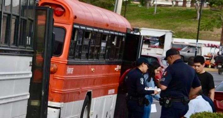 Chocan dos camiones de transporte frente a la Clínica 33