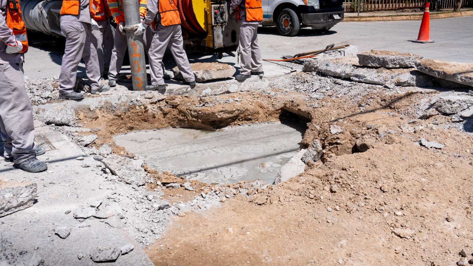 Reparan hundimiento en Jardines del Aeropuerto; reemplazan tubería sanitaria