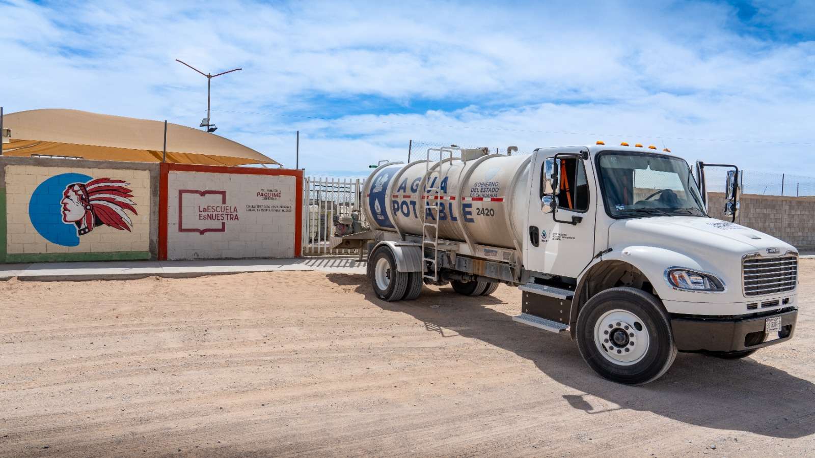 Distribuyen agua en pipas a más de 10 escuelas en los kilómetros